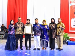 Polwan Polres Meranti Raih Penghargaan dari Bupati di Momen HUT RI