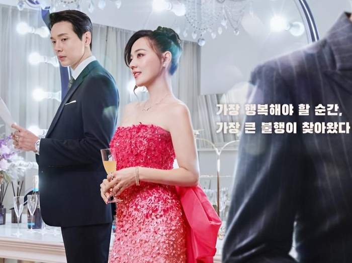 Drama First Lady mengeksplorasi premis yang unik dan berani dengan menggali tentang hubungan pasangan politik yang sedang diguncang perceraian, dan hubungan rumit antar karakter.