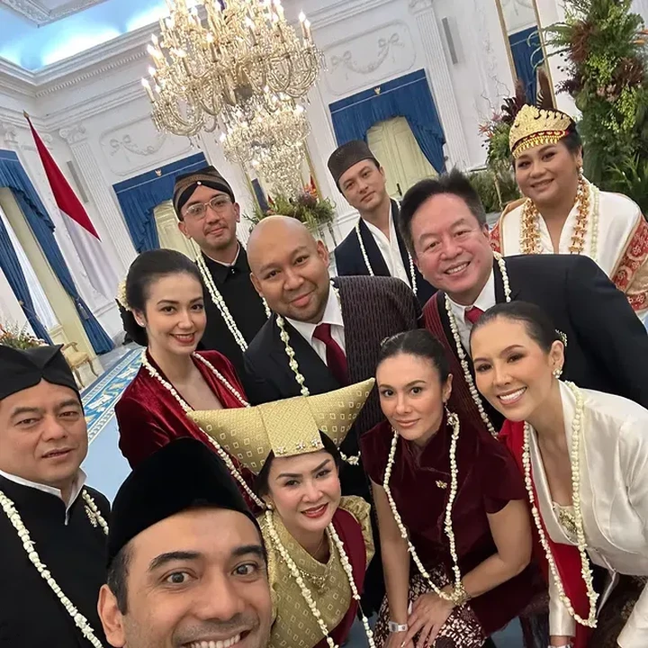 <p>Dalam sejumlah foto, Velove terlihat berpose bersama para kerabat artis, salah satunya Wulan Guritno. (Foto: Instagram @bayu_ario)</p>