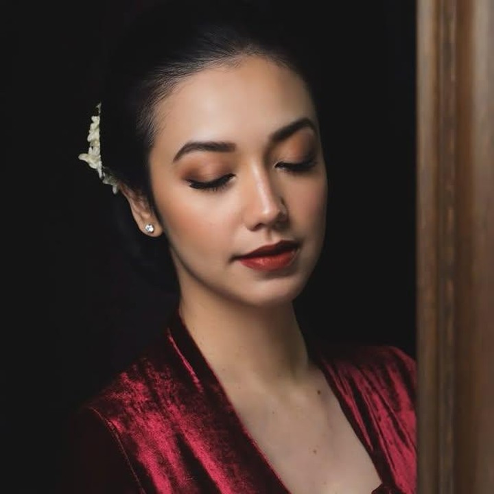 <p>Kolom komentar pun ramai dibanjiri pujian dari warganet. Banyak yang menyebutnya sebagai salah satu tamu paling menawan di perayaan tersebut. &ldquo;Velove cantik bgt ya Allah,&rdquo; tulis akun Instagram <em>@yun****</em>. Ada pula yang menuliskan, &ldquo;Cakeppp bangeeet ibuu veve dengan kebaya <em>@vaelovexia</em>,&rdquo; sahut <em>@rci****</em>. &ldquo;Paling mencuri perhatian bgt di istana velove cantiik banget masyaallah,&rdquo; tulis akun <em>@que****</em>. (Foto: Instagram @ryanogilvy)</p>