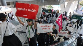 FOTO: Pramugari Air Canada Gelar Aksi Mogok, Minta Naik Gaji