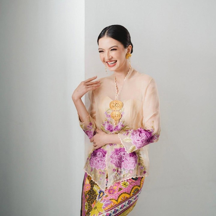 <p>Raline Shah tampil elegan dalam acara Istana Berkebaya pada tahun 2023. Ia mengenakan kebaya encim krem dengan detail bordir bunga berwarna ungu. Kebaya tersebut dipadukan dengan kain batik dengan nuansa warna yang sama. (Foto: Instagram @ralineshah)</p>