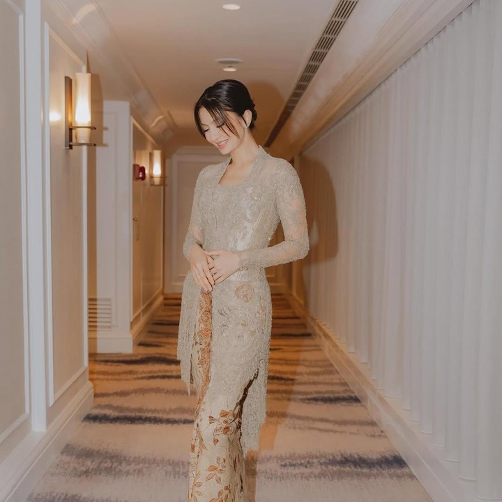 <p>Saat Hari Kartini 2024, Raline Shah mengunggah foto saat mengenakan kebaya kutu baru full payet berwarna hijau sage. Ia memilih kain batik cokelat muda untuk dipadukan dengan kebaya tersebut. (Foto: Instagram @ralineshah)</p>