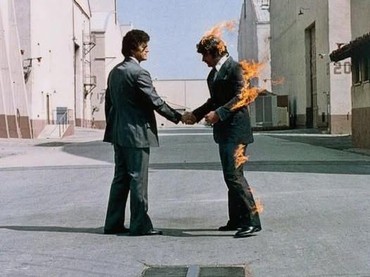 img-title Ronnie Rondell Jr Wafat, Stuntman yang Dibakar di Sampul Album Pink Floyd