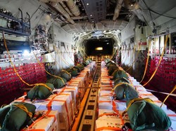 HUT ke-80 RI, TNI Tebar Bantuan 17,8 Ton di Langit Gaza