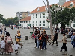 Libur HUT Ke-80 RI, Wisatawan Padati Kota Tua Meski Diguyur Gerimis