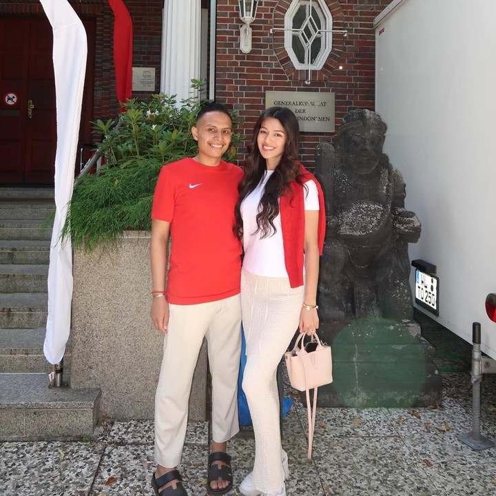<p>Artis Susan Sameh tengah menjalani kehamilan pertamanya, Bunda. Saat ini, Susan diketahui menetap di Hamburg, Jerman, bersama suaminya Khalid Atamimi. Susan memutuskan tinggal di Jerman untuk mendampingi suaminya yang bekerja di sana. (Foto: TikTok/ Instagram @susansameeh)</p>