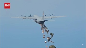 VIDEO: Momen Penerjunan Bantuan Tiba di Gaza Bertepatan HUT ke-80 RI