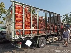 Truk Muat Ayam Terbakar di Tol Ngawi, 2.000 Ekor Terpanggang-2 Luka