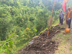 Sopir Ngantuk, Truk Muat Pasir Terguling ke Jurang di Karangasem