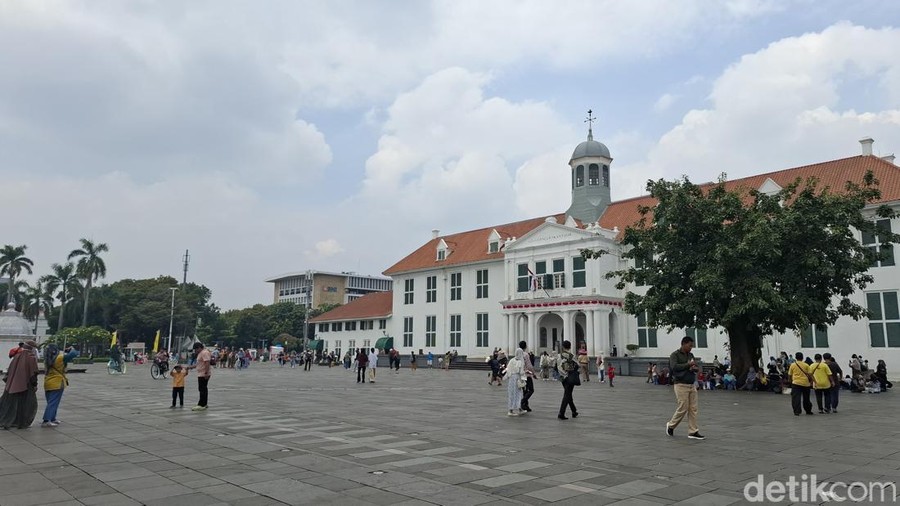 Warga liburan cuti bersama HUT RI ke Kota Tua, Jakarta