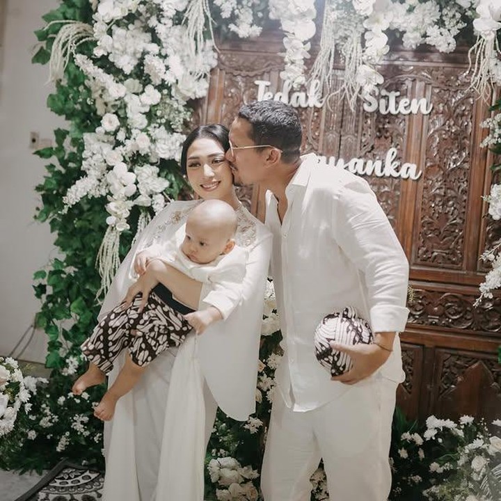 <p>Lewat unggahan di media sosialnya, Angga bersama sang istri, Dewi Andarini atau akrab disapa Ririn, membagikan momen tedak siten putra keduanya. Keluarga kecil ini terlihat kompak mengenakan busana serba putih, membuat prosesi adat Jawa ini kian terasa khidmat. &ldquo;Tedak Siten&nbsp;<em>@arrayankapuradiredja</em>,&rdquo; tulis Ririn lewat unggahan Instagramnya, Sabtu (16/08/2025). (Foto: Instagram @anggapuradiredja/@claranadya)</p>