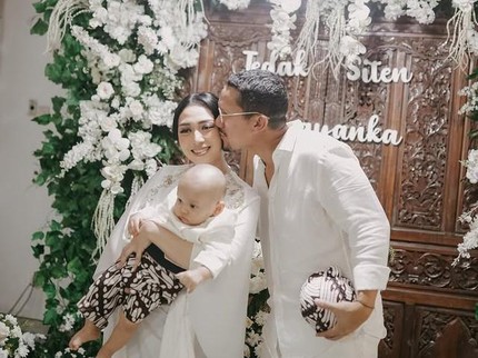 5 Potret Acara Tedak Siten Anak Kedua Angga Maliq & D'Essentials, Pilih Barang Ini