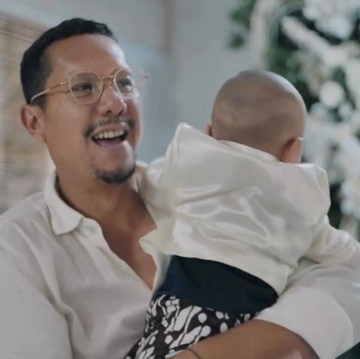 <p>Vokalis Maliq &amp; D'Essentials, Angga Puradiredja, baru saja menggelar acara tedak siten untuk anak keduanya, Arrayanka Angga Puradiredja, yang lahir pada 15 November 2024. Acara sakral ini berlangsung dihadiri oleh keluarga dan kerabat terdekat di rumah. (Foto: Instagram @arrayankapuradiredja/@claranadya)</p>