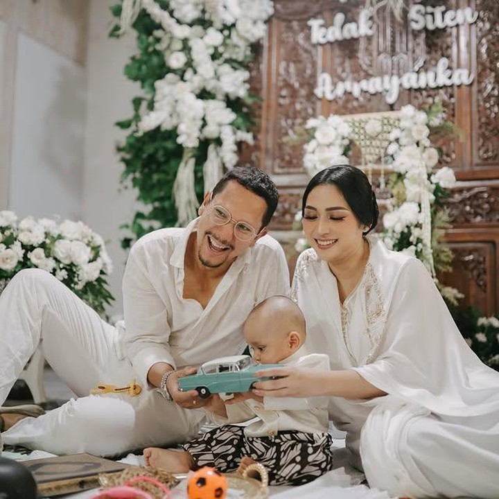 <p>Nah, salah satu prosesi yang paling menarik adalah saat Arra diberi pilihan berbagai barang yang diletakkan di dalam kurungan (sangkar ayam). Pilihan benda yang diambil anak dipercaya mencerminkan minatnya di masa depan. Ternyata, Ara mantap memilih mainan mobil. (Foto: Instagram @anggapuradiredja/@claranadya)</p>