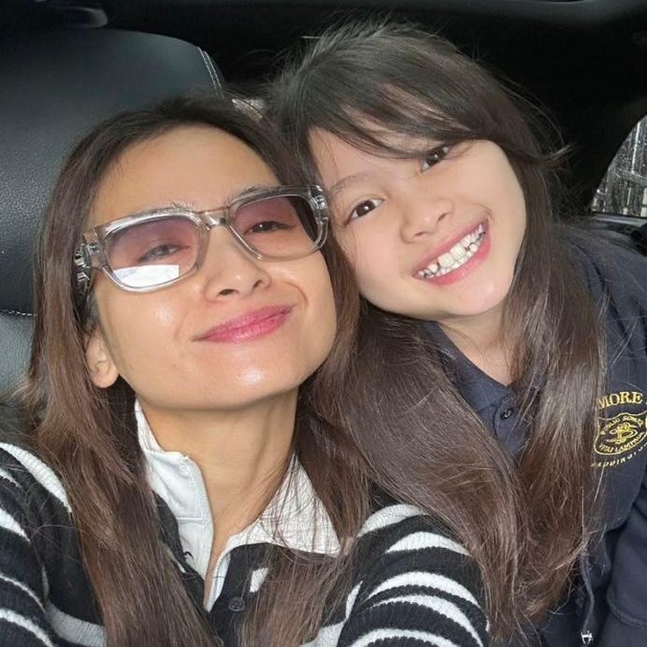 <p>Meski kehidupannya kini tak lagi sama, Acha tetap terlihat tegar menjalani hari-harinya. Dalam berbagai kesempatan, ia suka membagikan momen kebersamaan dengan sang putri, salah satunya saat mengantar-jemput Brie. "Antar-jemput sekolah Munchkin-ku," tulis Acha lewat Instagram Stories-nya. (Foto: Instagram @septriasaacha)</p>