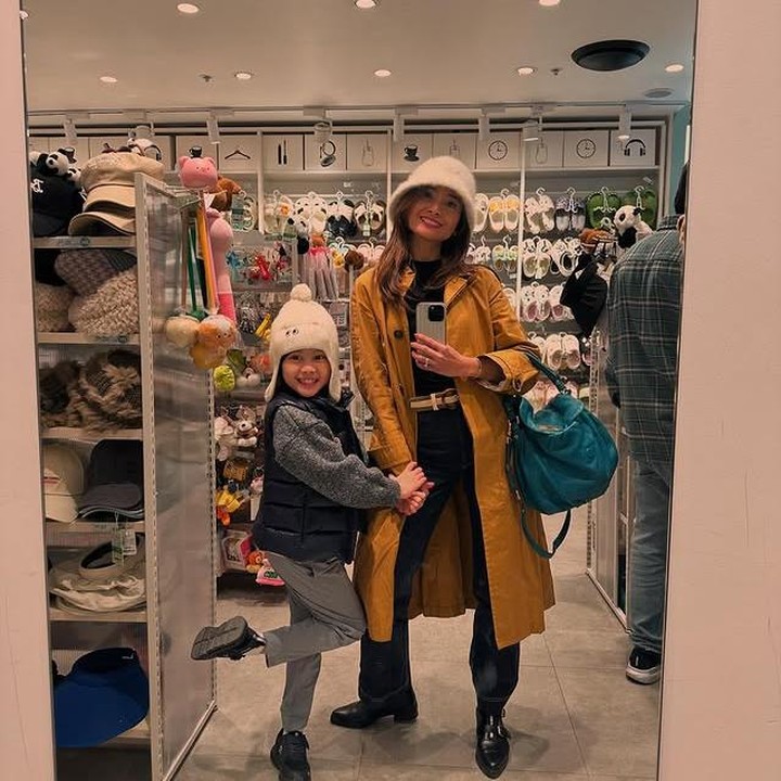<p>Bunda satu anak ini juga sering menghabiskan waktu dengan<em> quality time</em> bareng Brie. Dari <em>shopping</em> bersama hingga jalan-jalan, keduanya terlihat begitu kompak, bahkan <em>vibes</em>-nya seperti sahabat dekat ya, Bunda? (Foto: Instagram @septriasaacha)</p>