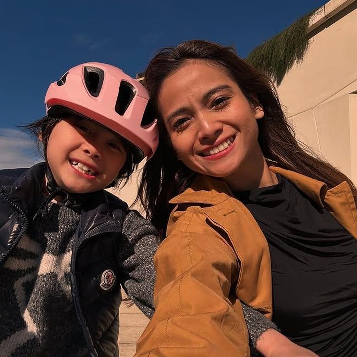 <p>Hari-hari mereka dipenuhi momen manis bersama. Dalam potret ini, Acha terlihat menemani Brie bersepeda, Bunda. Enggak ketinggalan, mereka juga sempat melakukan <em>selfie</em> bersama, dan senyuman bahagia dari keduanya benar-benar menular, ya! (Foto: Instagram @septriasaacha)</p>