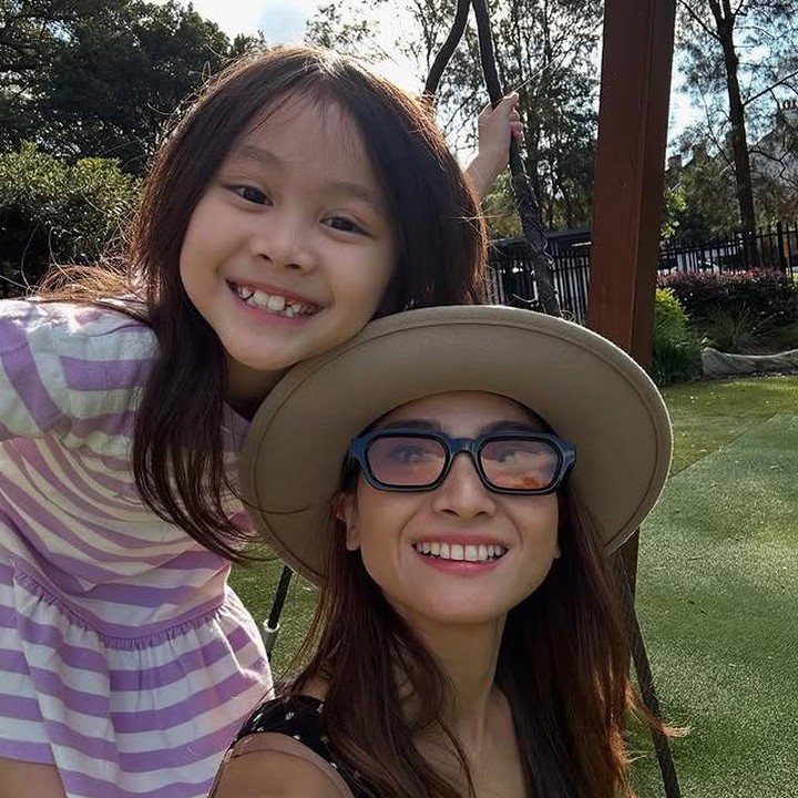 <p>Bintang film <em>Heart</em> ini juga tampak meluangkan waktunya untuk menemani Brie bermain di taman di Sydney, Australia. Keduanya pun bahagia menikmati momen bersama, jauh dari hiruk-pikuk dunia hiburan, Bunda. (Foto: Instagram @septriasaacha)</p>