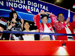 Karnaval Kemerdekaan, Kemkomdigi Tampilkan Ponsel Raksasa hingga Robot AI