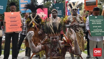 FOTO: Doa dan Ritual Adat Aktivis-Korban PSN di Depan MK