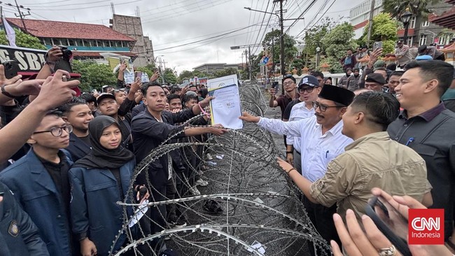 Massa BEM SI Jawa Timur dalam aksi Nakama Bergerak menggeruduk di DPRD Jatim, menuntut 30 tuntutan.