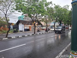 Jalan Menteri Supeno Umbulharjo Kebanjiran, Warga Malah Asyik Buru Ikan