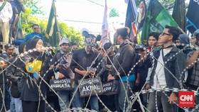 Demo Tolak Kenaikan PBB, Massa Jebol Pintu Pagar Kantor Bupati Bone