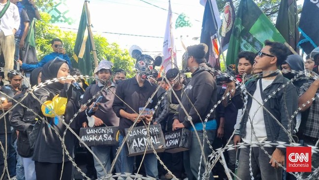 Massa menjebol tiga pintu pagar kantor Bupati Bone dan melakukan lemparan batu dan air mineral ke arah petugas kepolisian yang tengah melakukan pengamanan.
