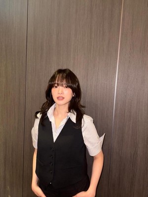 Get The Look: Contek Gaya Chun Woo Hee Pakai Vest, Modis dan Nyaman!