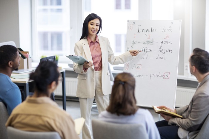Berinteraksi dengan pendengar bisa melalui pertanyaan dan candaan. Tujuannya untuk mencairkan suasana.
