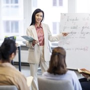 4 Tips Lancar Bicara di Depan Umum dari CEO, Pemimpin Juga Belajar Public Speaking!