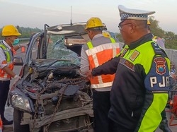 Detik-detik Wuling Tabrak Bokong Truk Tewaskan 3 Orang di Tol Jombang