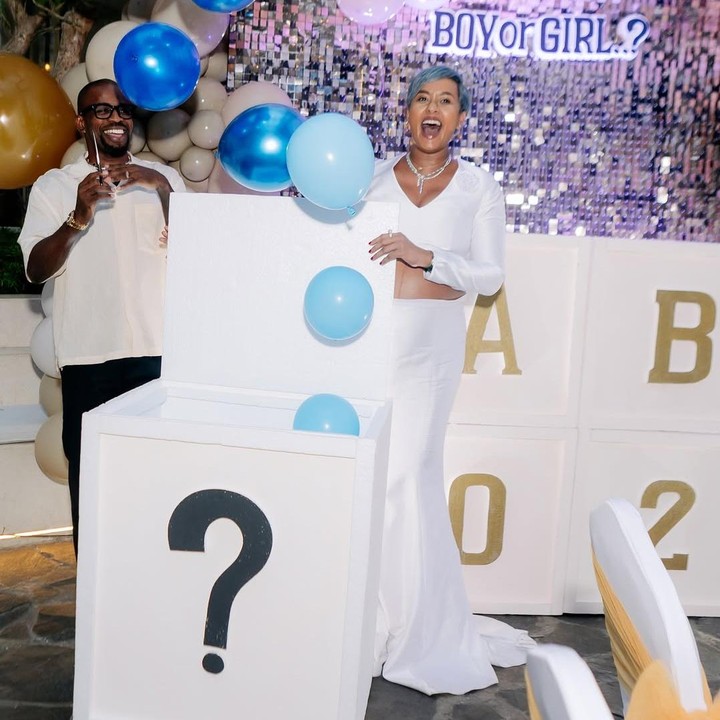 <p>Puncak acara <em>gender reveal</em> dimulai saat Kimmy dan suami membuka kotak putih bertuliskan simbol '?'. Saat membuka kotak, balon berwarna biru keluar, yang menandakan bahwa pasangan ini bakal dikaruniai anak laki-laki. Sebelumnya, Kimmy dan Greg telah dikaruniai dua anak, yakni anak perempuan bernama Kimberly Akira Gregory dan anak laki-laki bernama Saint Dominic Gregory. Kimmy tampaknya sudah tak sabar menanti kelahiran anak ketiganya nih. "Begitu saja, aku akan menjadi ibu dari tiga anak," ungkapnya di unggahan lain. (Foto: Instagram @kimmyjayanti)</p>