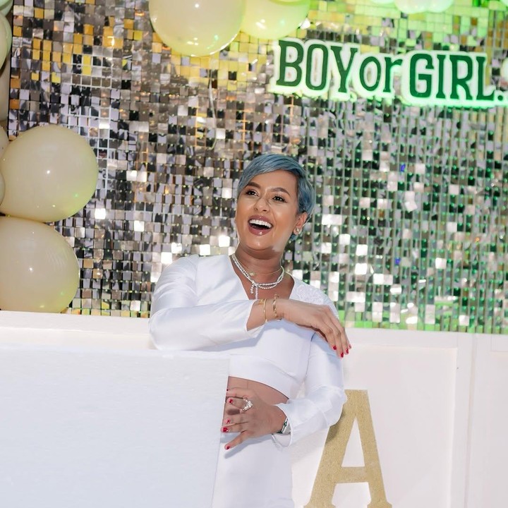 <p>Model dan presenter Kimmy Jayanti dan suaminya Greg Nwokolo baru saja menggelar acara<em> gender reval</em> kehamilan ketiga. Acara ini digelar secara tertutup dan hanya dihadiri oleh kerabat dan teman dekat keduanya. (Foto: Instagram @kimmyjayanti)</p>
