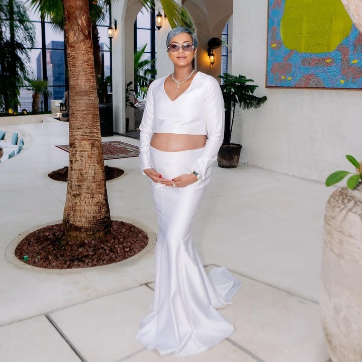 <p><em>Gender reveal</em> ini dilangsungkan jelang persalinan Kimmy di akhir bulan Agustus, Bunda. Kimmy mengungkap bahwa sang suami dan keluarga sama sekali belum mengetahui jenis kelamin anak ketiga ini. "Aku jago menjaga rahasia! H-10 sebelum bayi ketiga kami lahir, aku ungkap jenis kelaminnya. Merahasiakan ini dari suami dan teman-temanku sejak hari pertama!" tulis Kimmy dalam unggahan di Instagram. (Foto: Instagram @kimmyjayanti)</p>