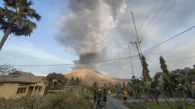 Gunung Lewotobi Kembali Erupsi, Semburkan Abu Vulkanik 2 Km Gunung Api Lewotobi Laki-laki di Kabupaten Flores Timur, NTT, yang masih berstatus awas atau level IV mengalami erupsi pada Selasa (30/9) sore.