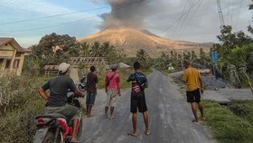 Gunung Lewotobi Laki-Laki Erupsi, Semburkan Abu Vulkanik Setinggi 2 Km
