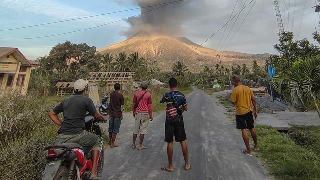 Gunung Lewotobi Laki-Laki Erupsi, Semburkan Abu Vulkanik Setinggi 2 Km Gunung Lewotobi Laki-Laki mengalami erupsi disertai semburan abu vulkanik setinggi dua kilometer di atas puncak.