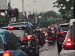 Lalin Ciputat Arah Lebak Bulus Macet Pagi Ini gegara Proyek Pipa Air