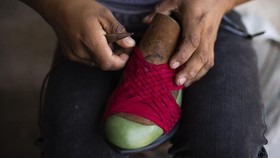 FOTO: Sandal Tradisional Meksiko yang Desainnya Mirip Sepatu Adidas