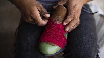 FOTO: Sandal Tradisional Meksiko yang Desainnya Mirip Sepatu Adidas