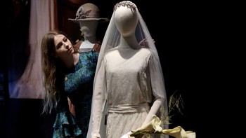 FOTO: Kostum-kostum Glamor 'Downton Abbey' Dilelang