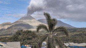 Kolom abu keluar dari kawah saat erupsi Gunung Lewotobi Laki-laki terlihat dari Kabupaten Flores Timur, NTT, Senin (18/8/2025).