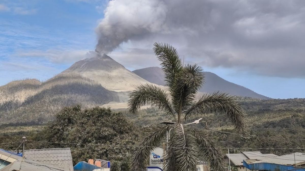 Gunung Lewotobi Laki-laki di NTT Erupsi, Muntahkan Abu Vulkanik 1,5 Km