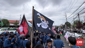 Mahasiswa Surabaya Kibarkan One Piece di DPRD Jatim: Nakama Bergerak