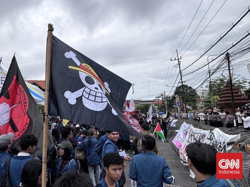 Mahasiswa Surabaya Kibarkan One Piece di DPRD Jatim: Nakama Bergerak