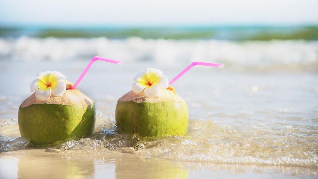 Minum Air Kelapa Setiap Hari, Aman atau Berbahaya? Ini Penjelasannya