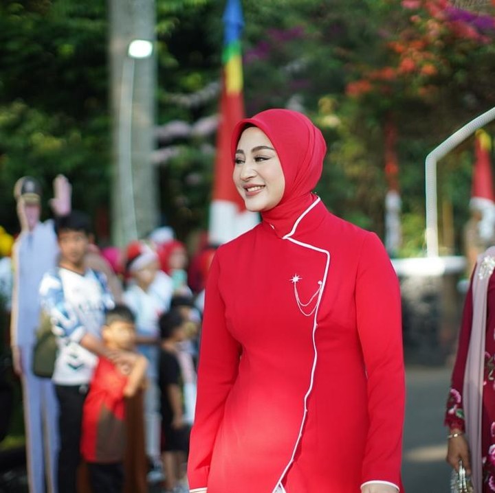 <p>Melalui unggahan di Instagram, Margin membagikan momen saat menghadiri upacara kemerdekaan RI. Bunda satu anak ini tampil cantik mengenakan baju dan jilbab berwarna merah dengan bawahan kain batik putih bercorak merah. "Dirgahayu Republik Indonesia ke-80. Mari kita jadikan momentum kemerdekaan ini sebagai pengingat untuk terus menjaga persatuan, memperkuat persaudaraan, dan berkontribusi nyata bagi kemajuan bangsa. Dengan semangat gotong royong, mari kita wujudkan Indonesia yang lebih adil, sejahtera, dan bermartabat di mata dunia," tulisnya dalam salah satu unggahan. (Foto: Instagram @marginw)</p>