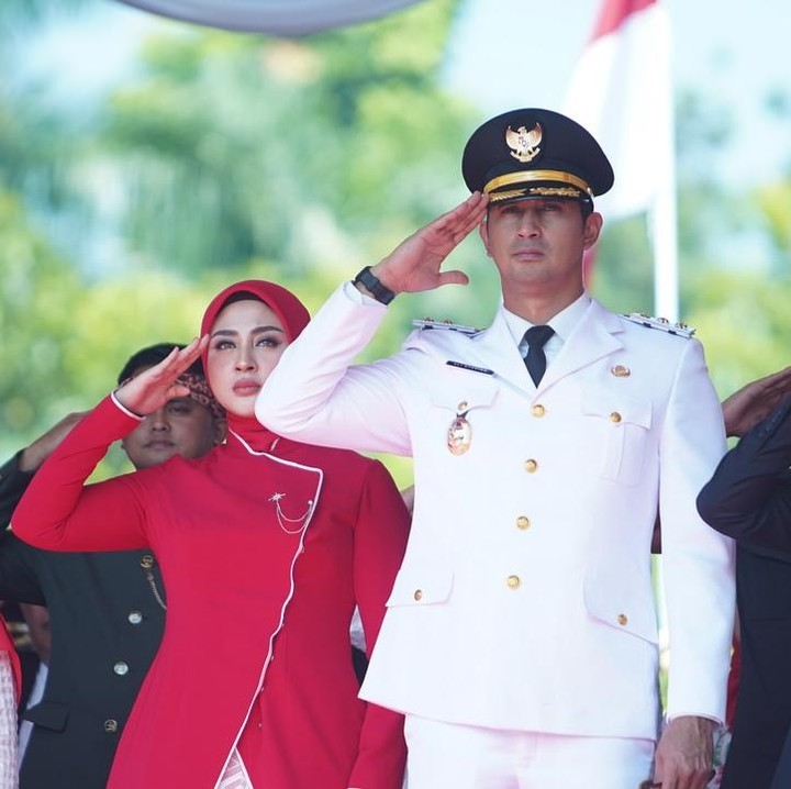 <p>Di unggahan lain, Margin menuliskan pesan haru dan romantis untuk sang suami. Perempuan 25 tahun ini mengaku bangga dengan sosok Ali Syakieb dan perjalanan hidup suaminya itu, Bunda. "<em>Postingan</em> apresiasi untuk suamiku. Aku pernah melihat seorang anak laki-laki berubah menjadi pria dewasa tepat di depan mataku. Seorang pria yang bekerja keras, lebih mencintai, dan rela berjuang demi keluarganya jika terpaksa. Seorang pria yang menjadi suami yang bisa kuandalkan dan seorang ayah yang tak perlu diragukan oleh anak-anak kami," tulisnya. (Foto: Instagram @marginw)</p>